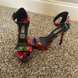 Steve Madden multicolor abstract size 7 heels